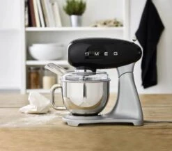 Smeg 50's Style Køkkenmaskine SMF02BLEU -Smeg Shop 3990 48648472 72a5 4916 af48 7183a477c1fa